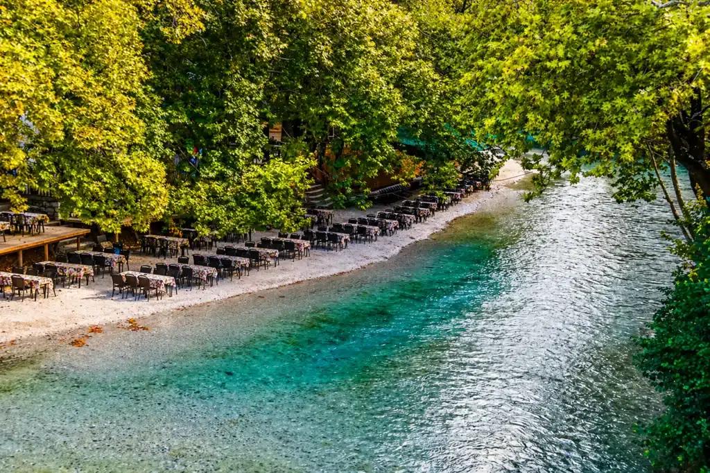 Ταβέρνα Αχέροντας στη Γλυκή: Φαγητό δίπλα στο ποτάμι μέσα στη φύση της Θεσπρωτίας.