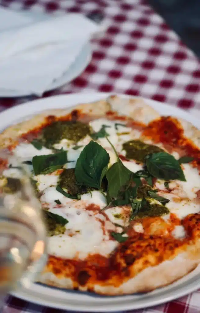 Πίτσα σε καρό τραπεζομάντιλο στην Isabella Trattoria στη Γλυκή