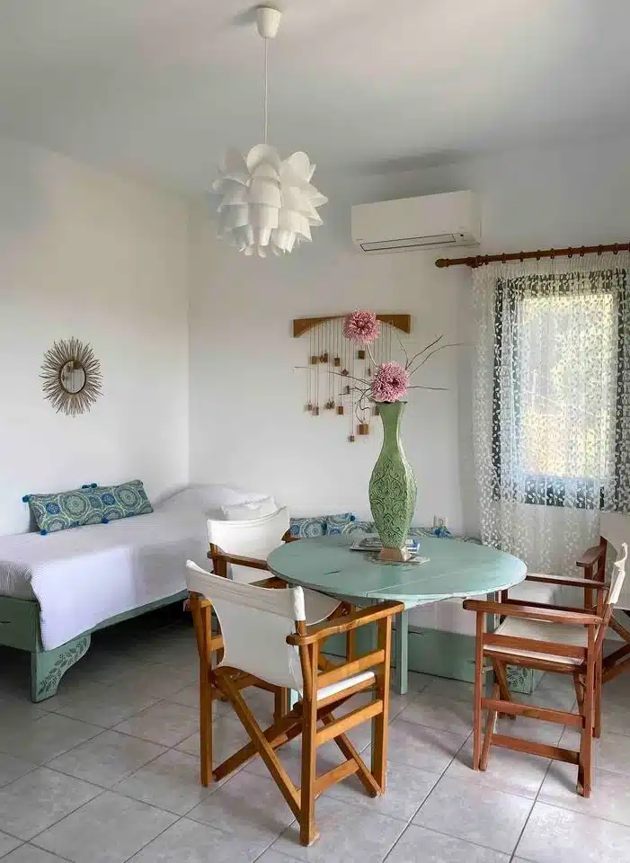 Belvedere Holiday Apartment Sivota dinning table