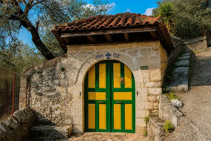 Courtyard gateway with a hewn stone arch in Foiniki