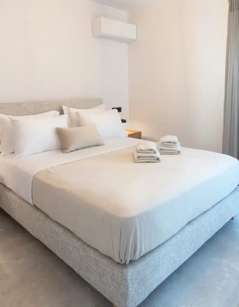 Ίκια Λίγουστρο Melina’s Houses πλήρως εξοπλισμένη κουζίνα και καθιστικό