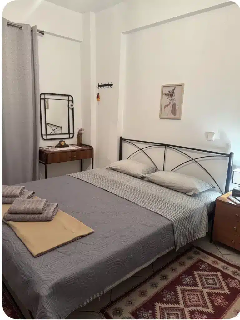 "Ilektra Studio Igoumenitsa — monolocale Ladochori, 4.9★ Airbnb, vicino porto, area residenziale tranquilla, parcheggio, solo viaggiatori e coppie, buon rapporto qualità"