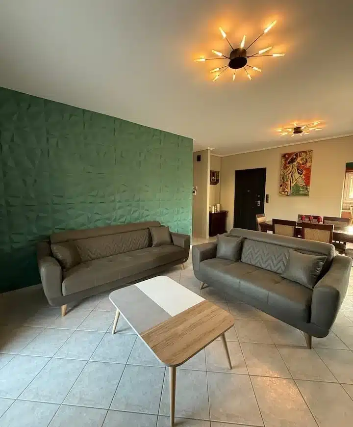 Yin Yang Loft Igoumenitsa — loft spazioso 110m² con 3 camere, 5 ospiti, balconi multipli, 500m porto, centro città, parcheggio gratuito, famiglie e gruppi