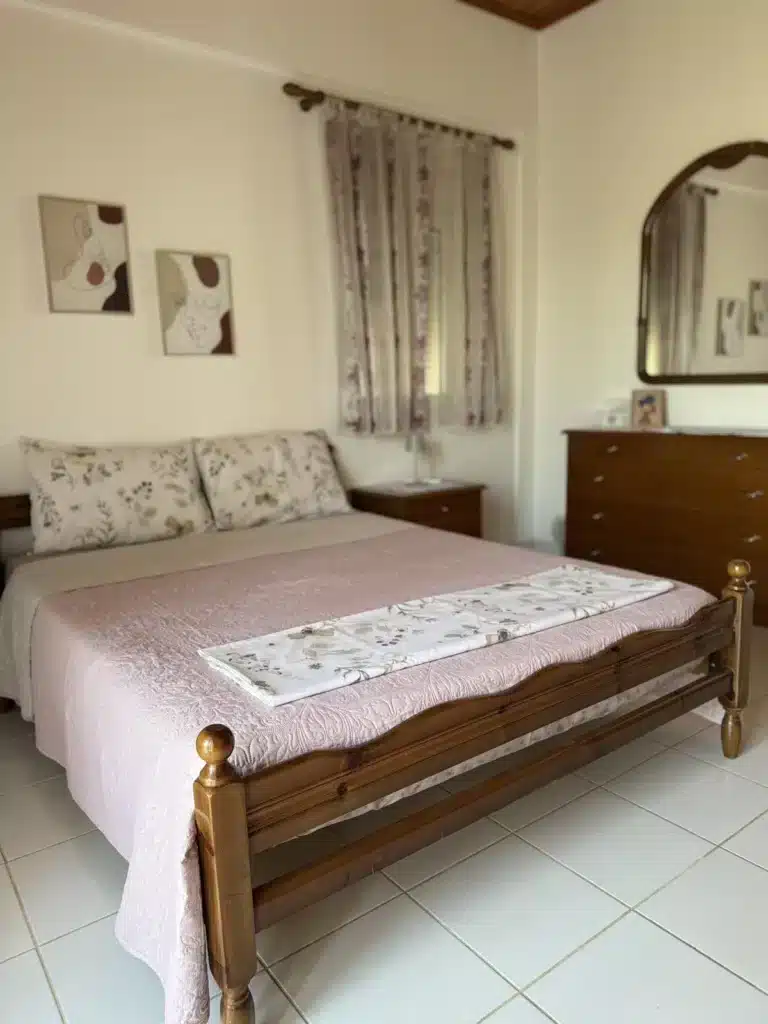 "Traditional House Vassilikos Igoumenitsa — 120m² casa tradizionale ristrutturata, 3 camere, 6 ospiti, giardino recintato, camino, 10-15 min porto, famiglie gruppi matrimoni"