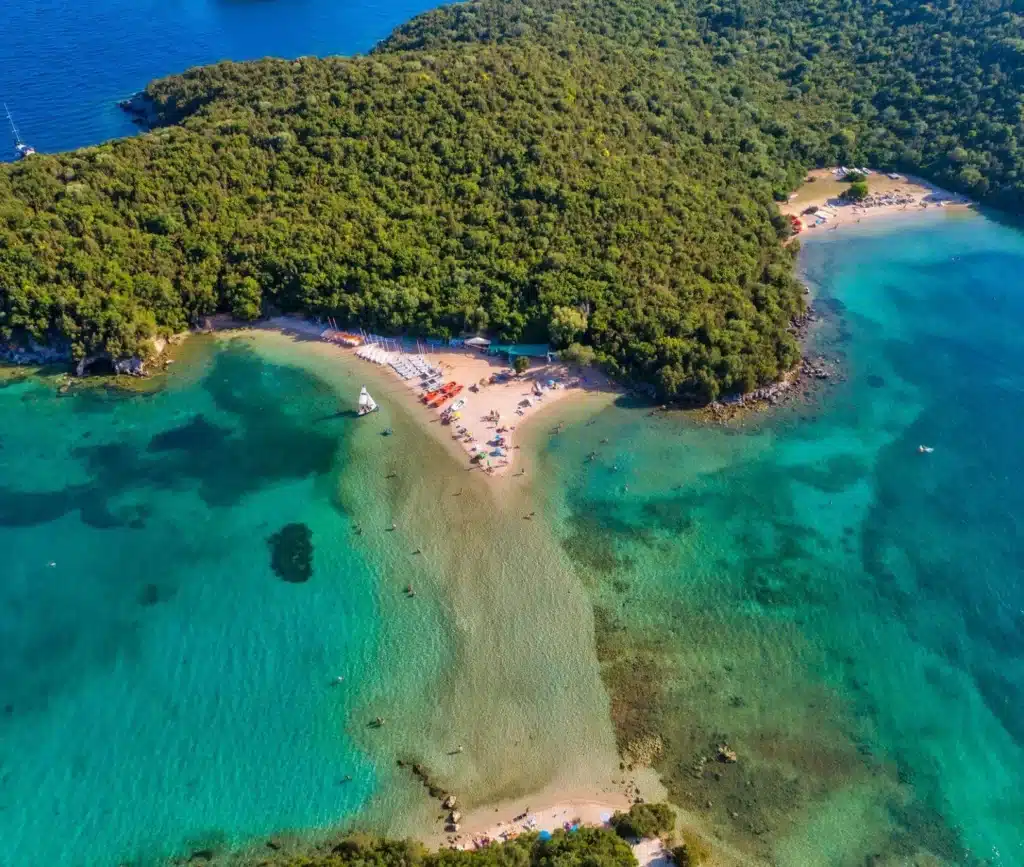 Bella Vraka Beach Sivota – flaches türkisfarbenes Wasser und Inselchen Mourtemeno, Griechenland