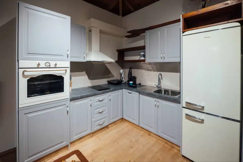 Fully equipped kitchen with oven and cabinets, Valaes Guesthouse, Foiniki