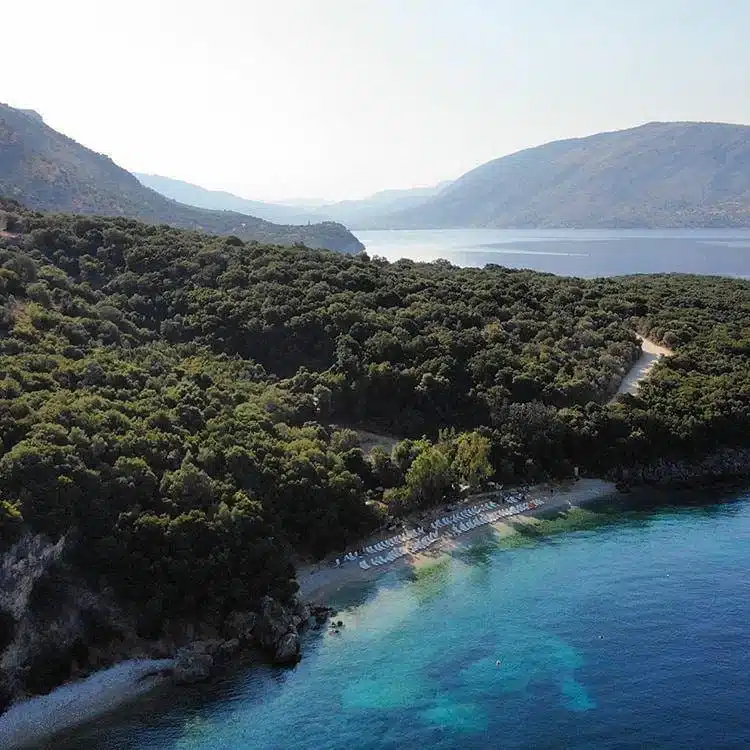 Η παραλία Γάτα, ένας ήσυχος κολπίσκος ανάμεσα σε Ηγουμενίτσα και Πλαταριά