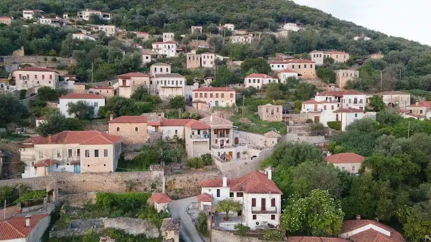 Πετρόχτιστα παραδοσιακά σπίτια-οχυρά στο Φοινίκι Θεσπρωτίας, με θέα στον κάμπο των Φιλιατών