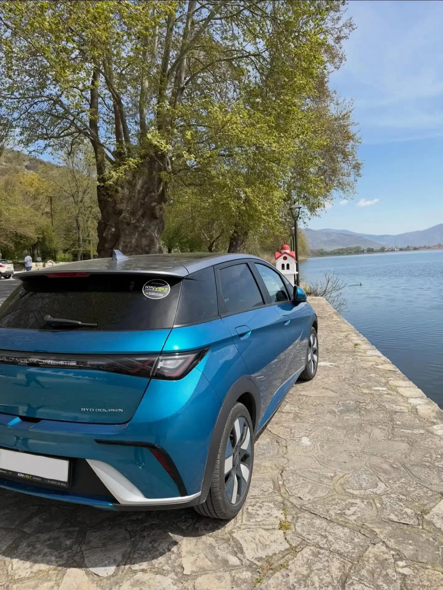 Elektro-Mietwagen von IonVolt am Hafen von Igoumenitsa