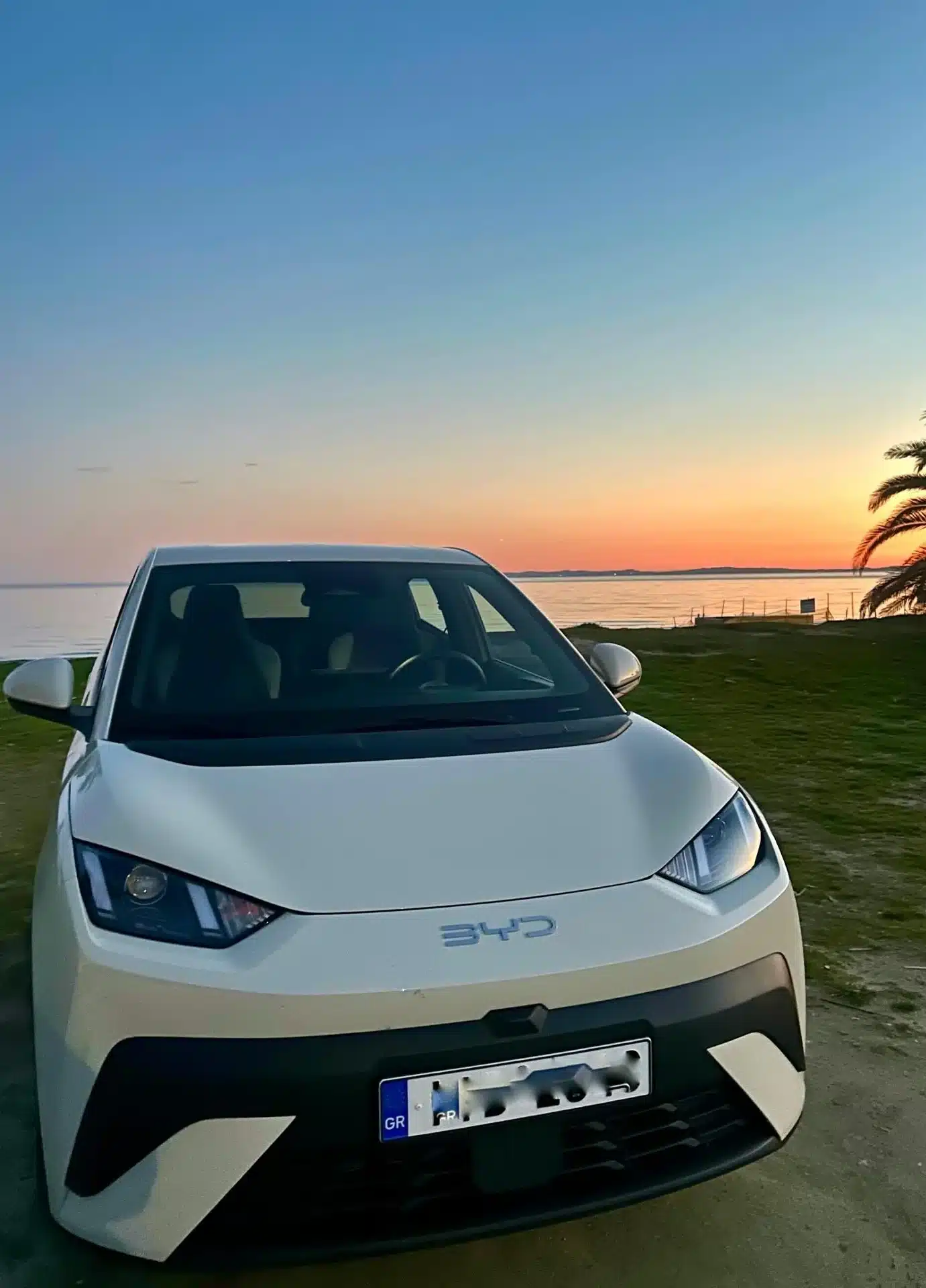 IonVolt-Elektroauto bei Sonnenuntergang in Igoumenitsa
