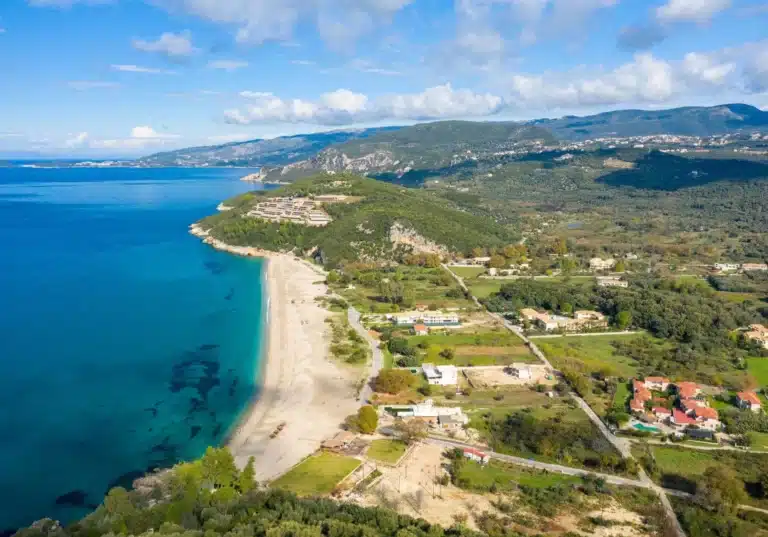 Η παραλία Καραβοστάσι στην Πέρδικα με τη μεγάλη αμμουδιά της