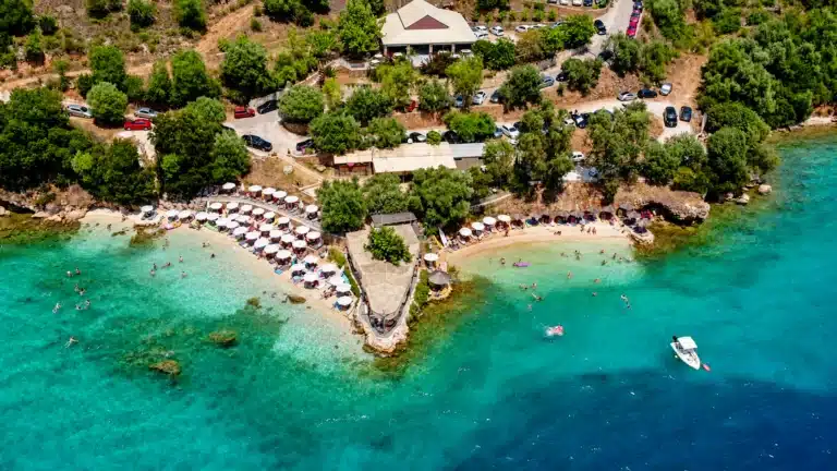 Η παραλία Κόκκινος Βράχος κοντά στην Πλαταριά