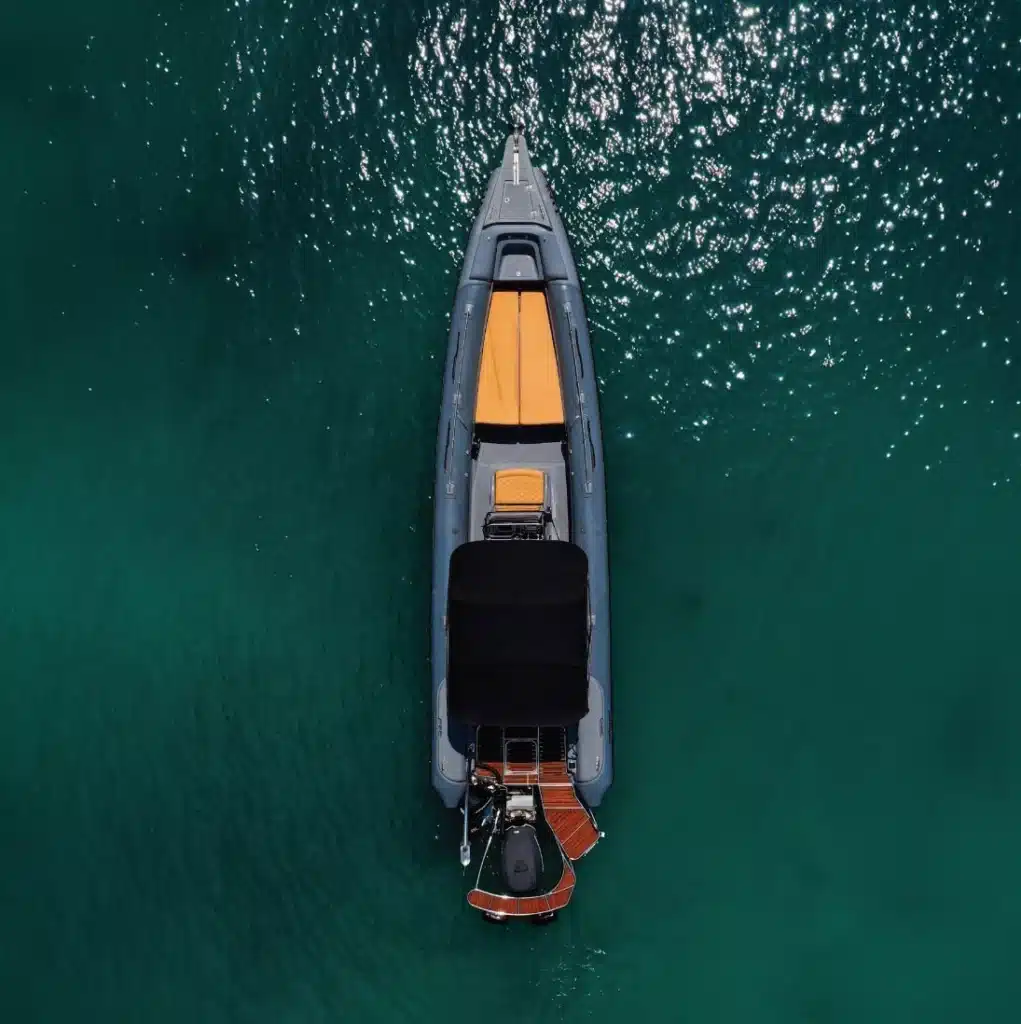 Boot im türkisfarbenen Wasser bei Sivota Griechenland – Bootsausflug aus der Vogelperspektive