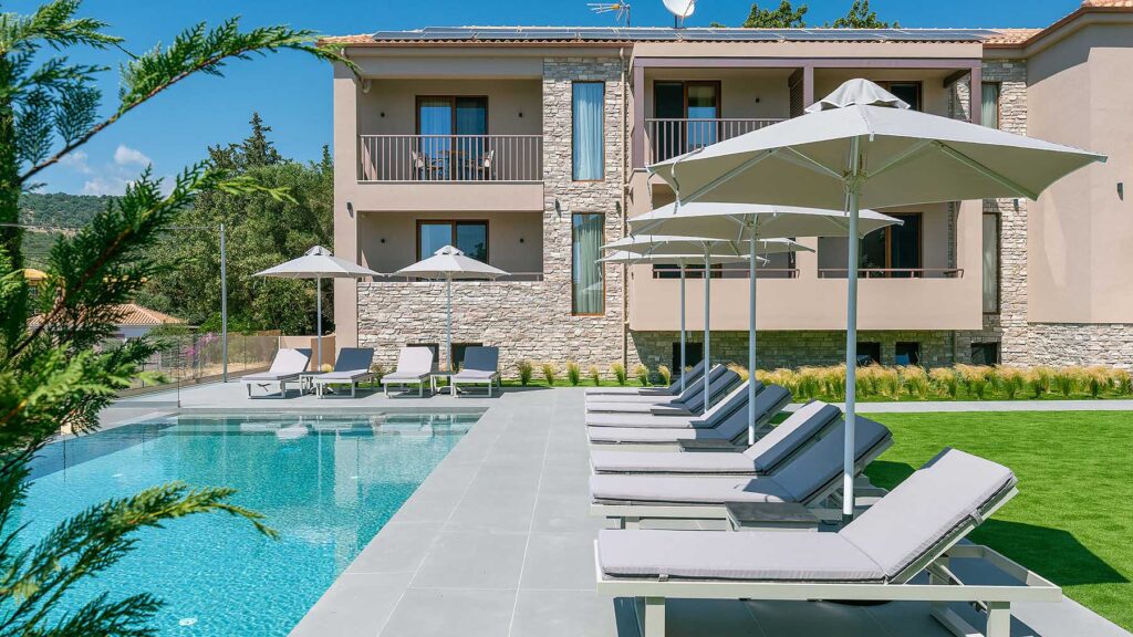 Pool mit Meerblick der Neoma Luxury Residence, Sivota