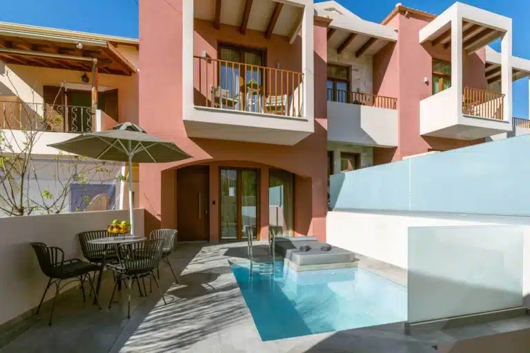 Maisonetë luksoze me pishinë private në Sivota, Greqi, në Aria Luxury Residence me dizajn modern dhe pamje mbi kodra.