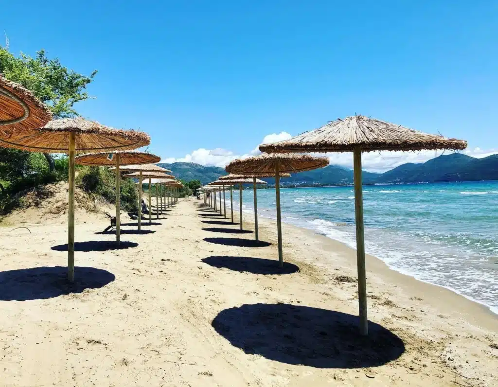 Ψάθινες ομπρέλες στην παραλία Μακρυγιάλι στο Δρέπανο, κοντά στην Ηγουμενίτσα