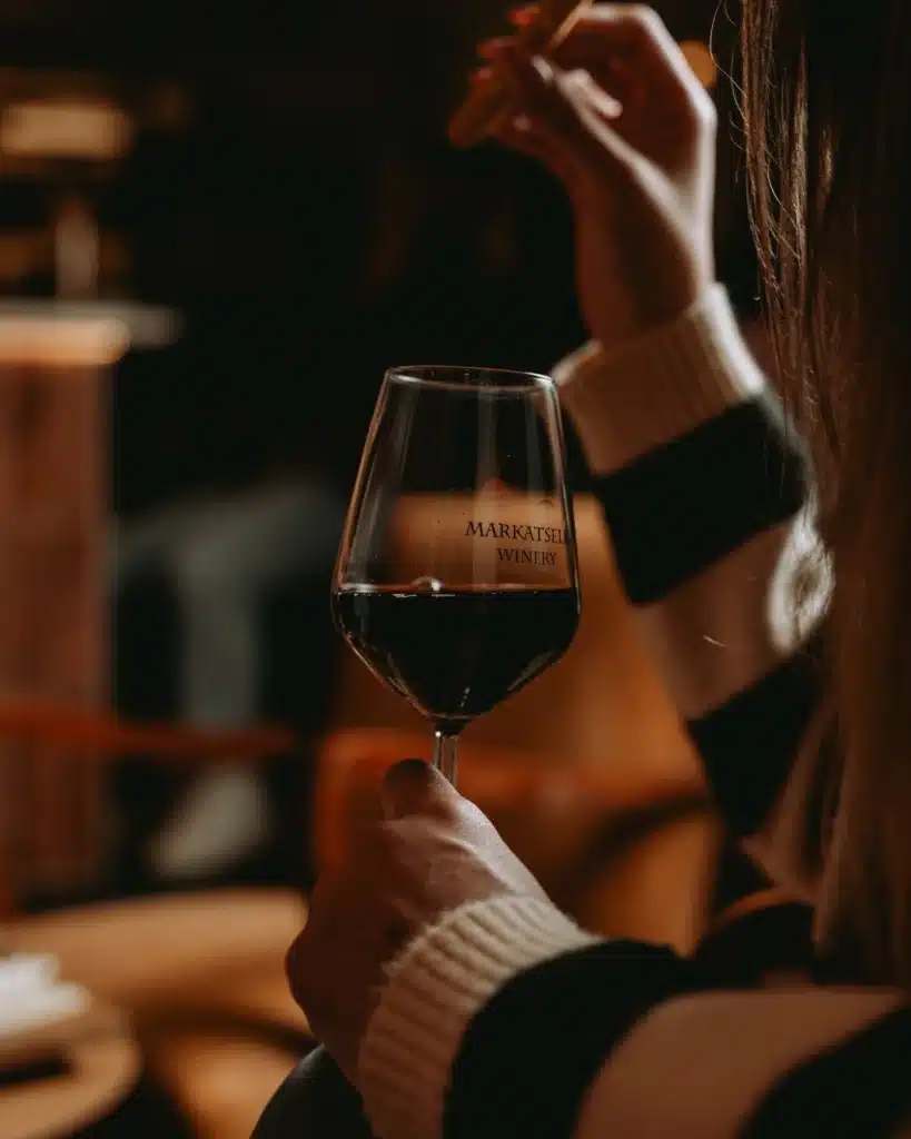 Ein Glas Rotwein vom Weingut Markatselis.