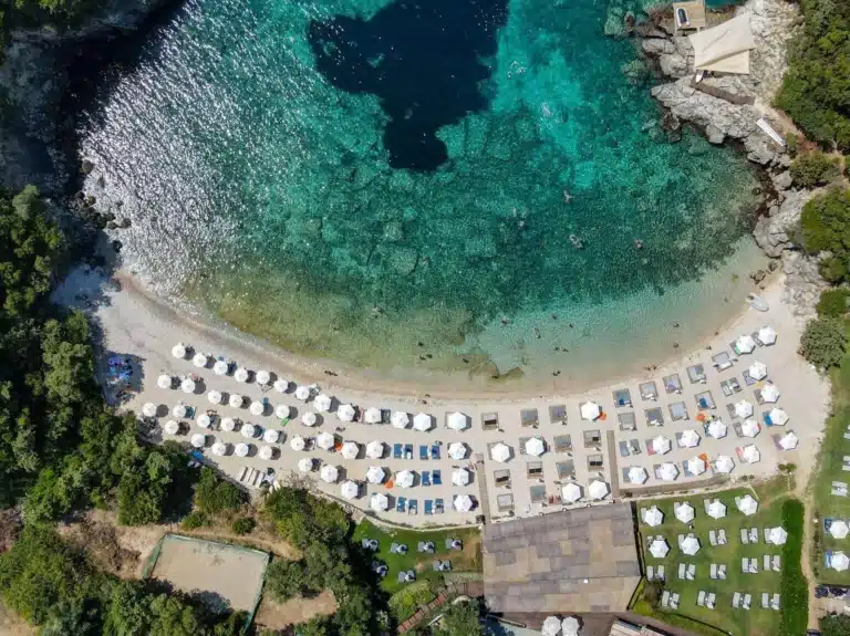 Η παραλία Μικρή Άμμος στα Σύβοτα με κρυστάλλινα νερά