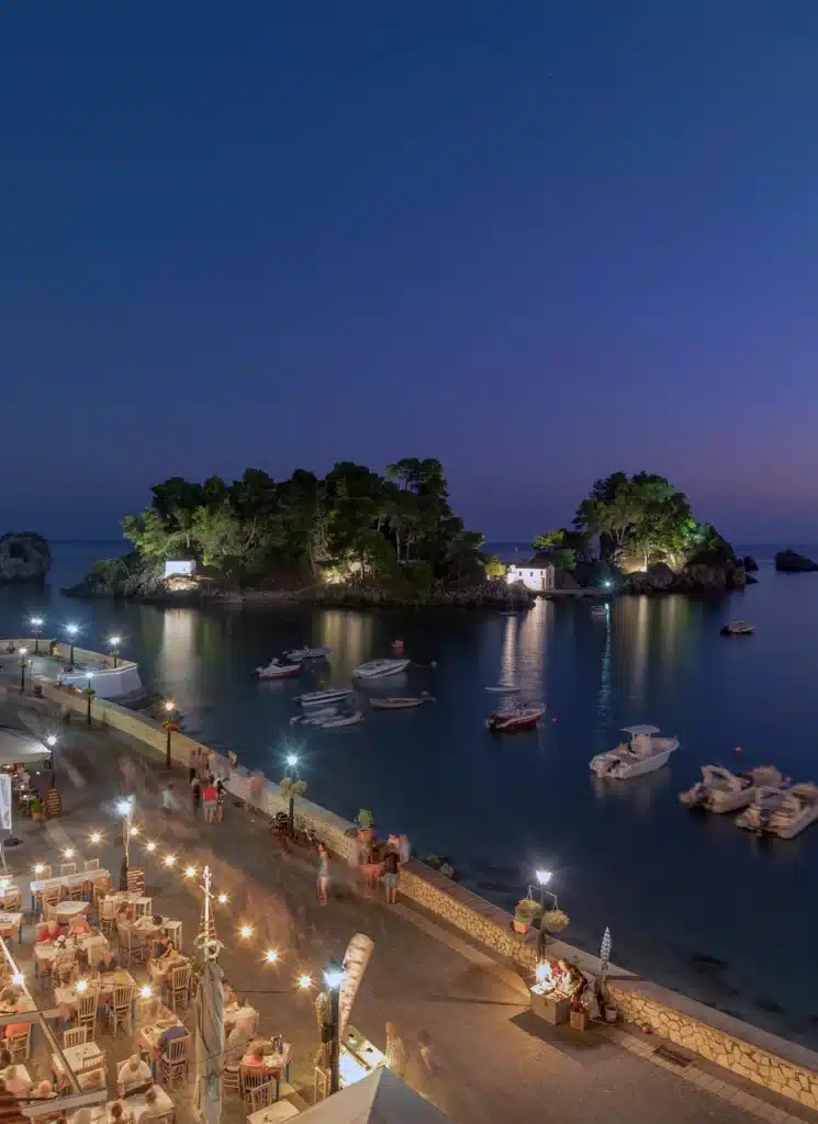 Νησάκι της Παναγίας Πάργας με πλακόστρωτο μονοπάτι, ταβέρνα το Σούλι και θέα στη μαρίνα