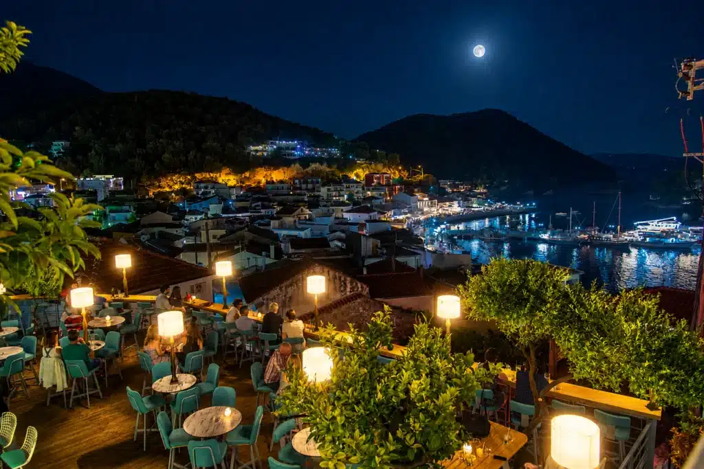 Avocado Cocktail Bar Πάργα με πανοραμική θέα στο λιμάνι της Πάργας και το Ιόνιο πέλαγος