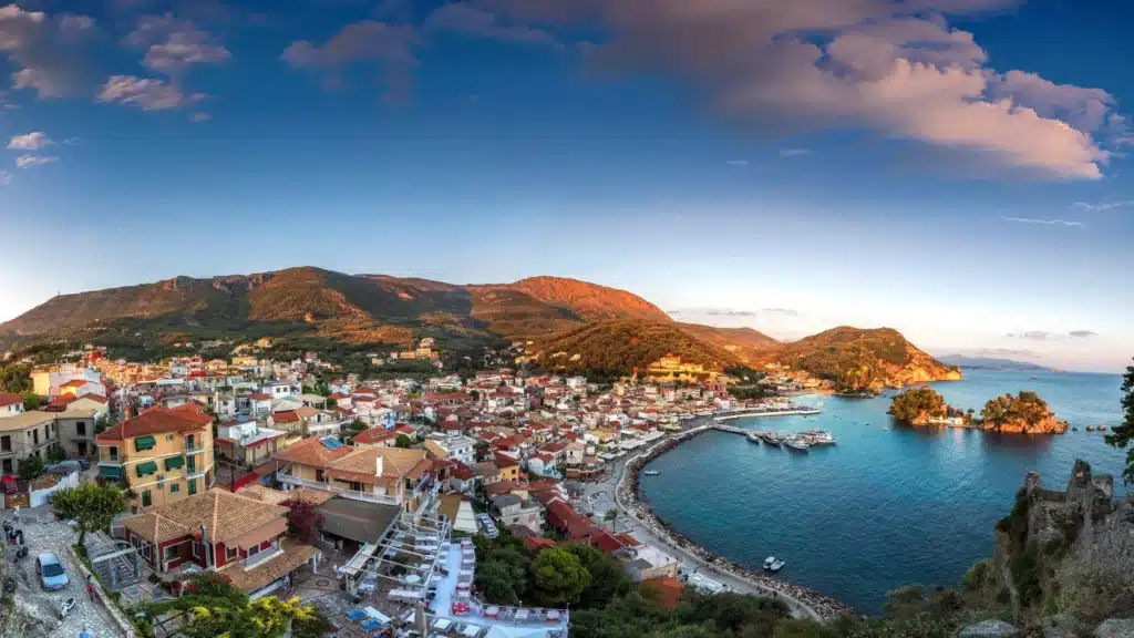 Αμφιθεατρική θέα της Πάργας από το ενετικό κάστρο με τα πολύχρωμα σπίτια, τη μαρίνα και το Ιόνιο πέλαγος