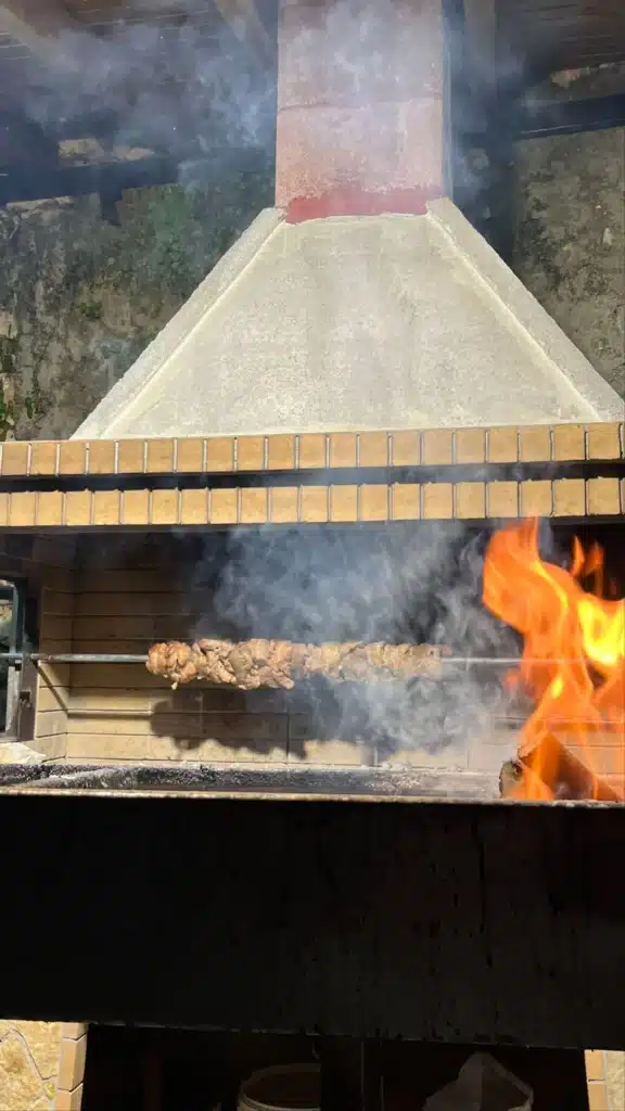 Κρέας στη φωτιά στη Λόντζα, στο Φοινίκι