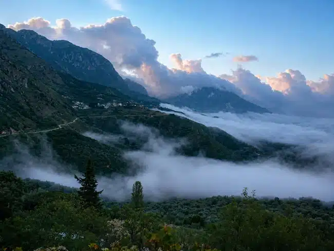 Πανοραμική θέα στο βουνό και την κοιλάδα του Καλαμά με πυκνή σύννεφα ομίχλης γύρω από τις Πέντε Εκκλησιές Θεσπρωτίας.