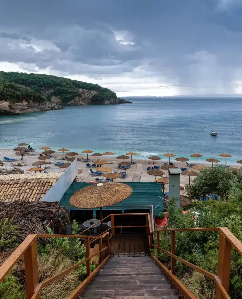 Strandzugang in Sivota Griechenland – Blick auf das Ionische Meer und ruhige Badebucht bei Mega Drafi