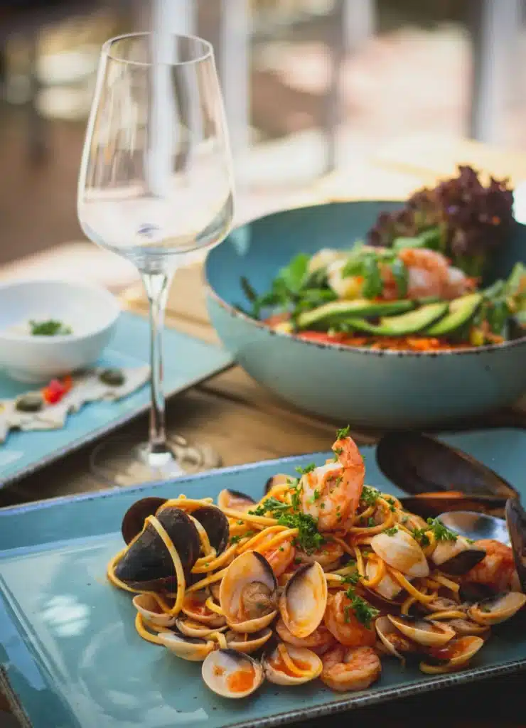 Mediterranes Gericht in einem Restaurant am Meer in Sivota Griechenland – Frische Meeresfrüchte und ionische Küche