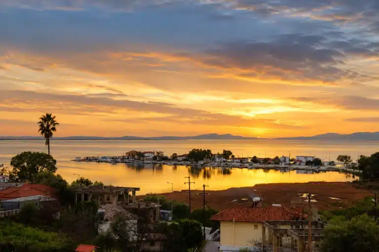 Το λιμάνι της Σαγιάδας και η ήσυχη ακτή της βόρειας Θεσπρωτίας