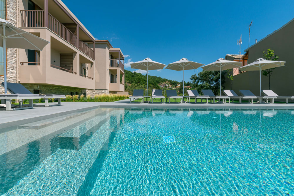 Am Pool der Neoma Luxury Residence