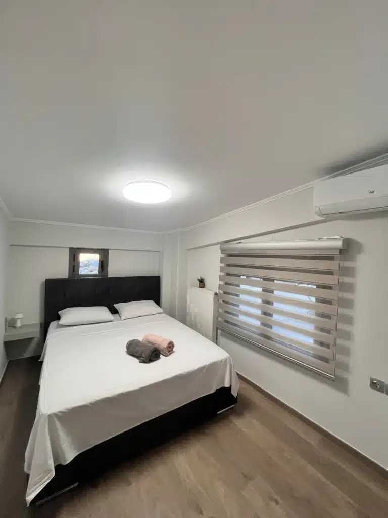 Sunny Loft Igoumenitsa — appartamento ristrutturato con vista mare nel centro città, balcone privato, 4 posti, ideale per coppie e famiglie, 10 minuti dal porto