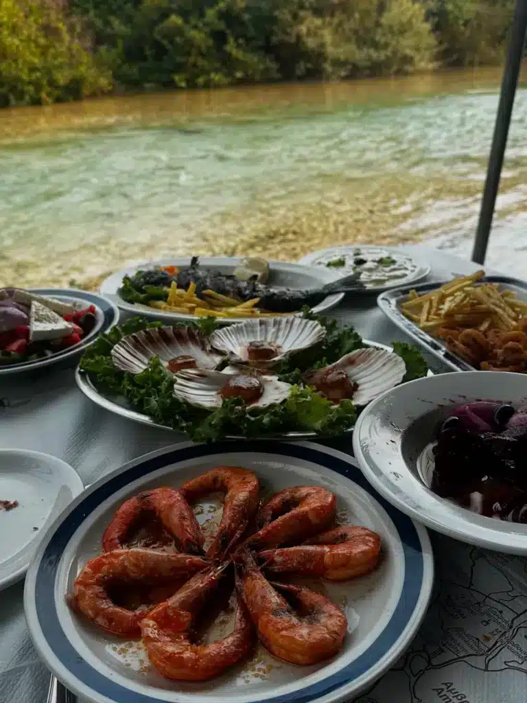 Μεζέδες σε τραπέζι δίπλα στο ποτάμι στην ταβέρνα Πανόραμα στη Γλυκή