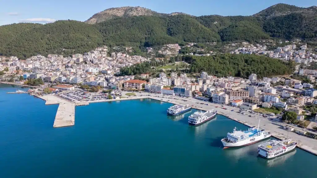 Τοπικός ταξιδιωτικός οδηγός για Ηγουμενίτσα, Σύβοτα και Θεσπρωτία με προτάσεις για παραλίες, αξιοθέατα, εκδρομές, δραστηριότητες στη φύση, γαστρονομικές εμπειρίες και αυθεντικά μέρη που αξίζει να επισκεφθείτε στην Ήπειρο το 2026.