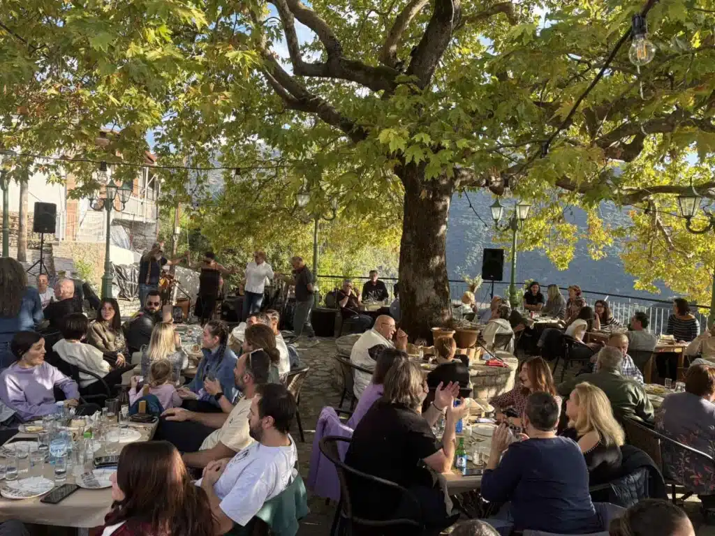 Ein Tisch mit traditionellen Gerichten in der Lontza