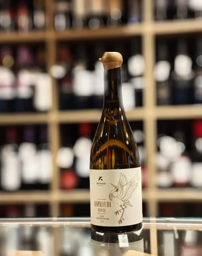 Φιάλη λευκού κρασιού Asproudi Wild Fermentation από το boutique οινοποιείο Zervas Winery.