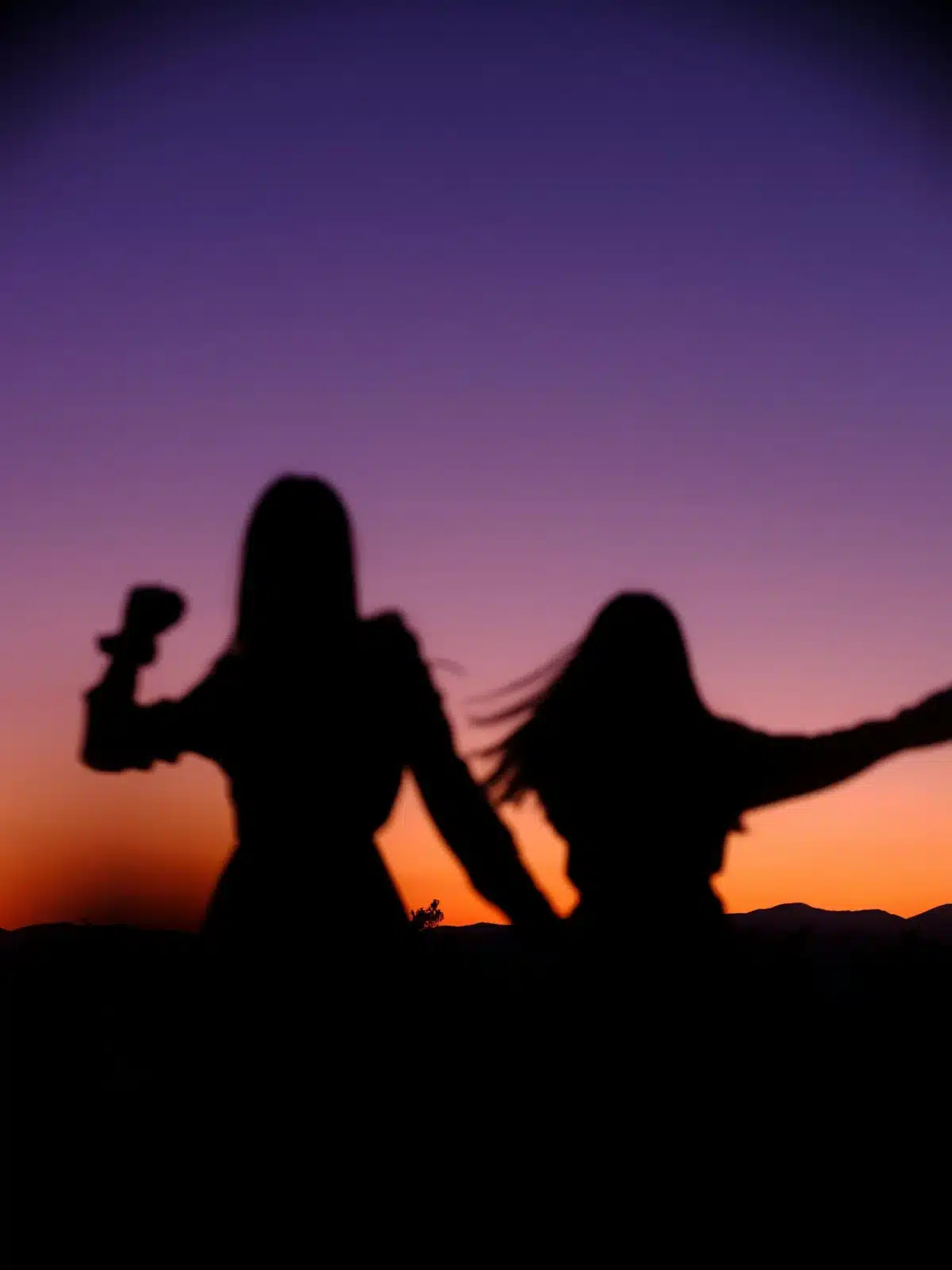 Freundinnen als Silhouette im Sonnenuntergang mit Champagnergläsern, Junggesellinnenabschied in Sivota