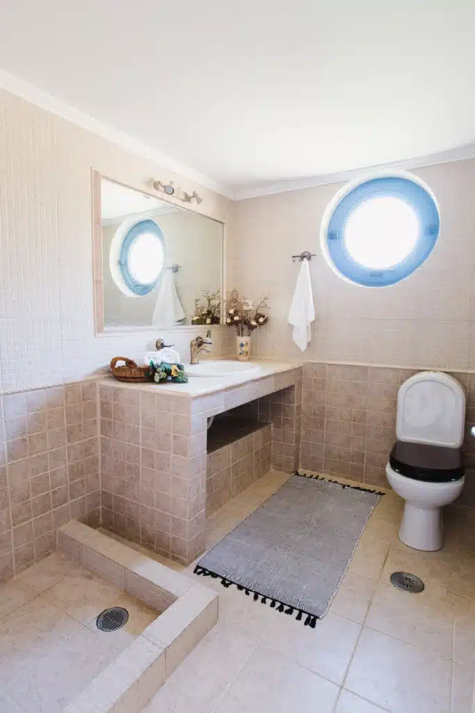 Bathroom with washbasin and mirror at Casa di campagna