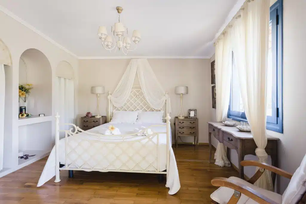 Bright bedroom with writing desk at Casa di campagna