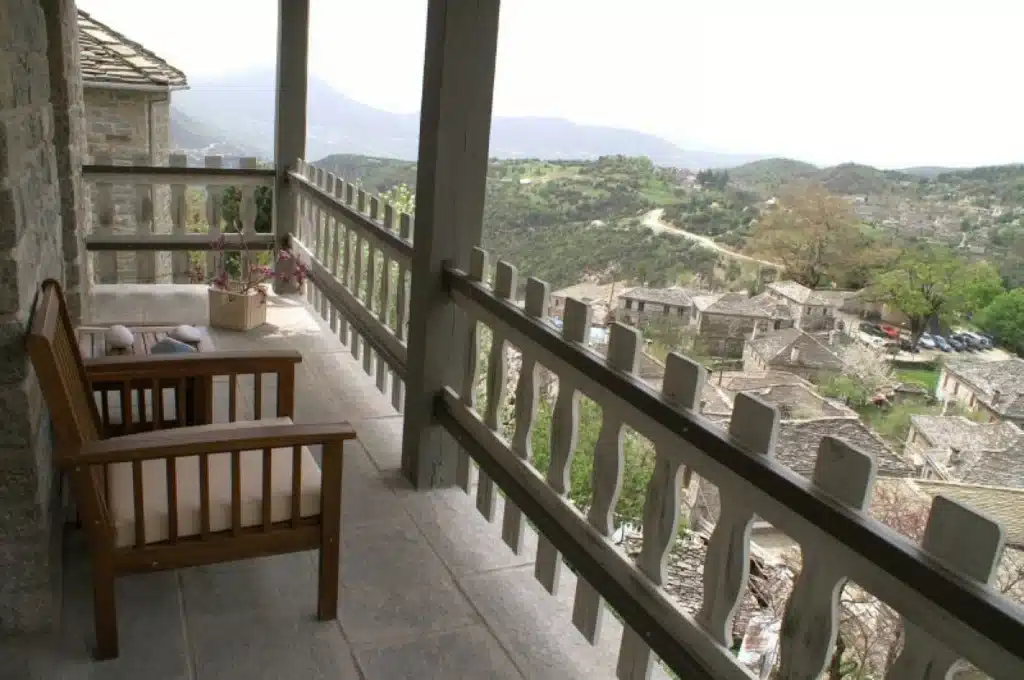 Balkon des Mikro Papigo 1700 mit Blick auf Mikro Papigo und den Tymfi
