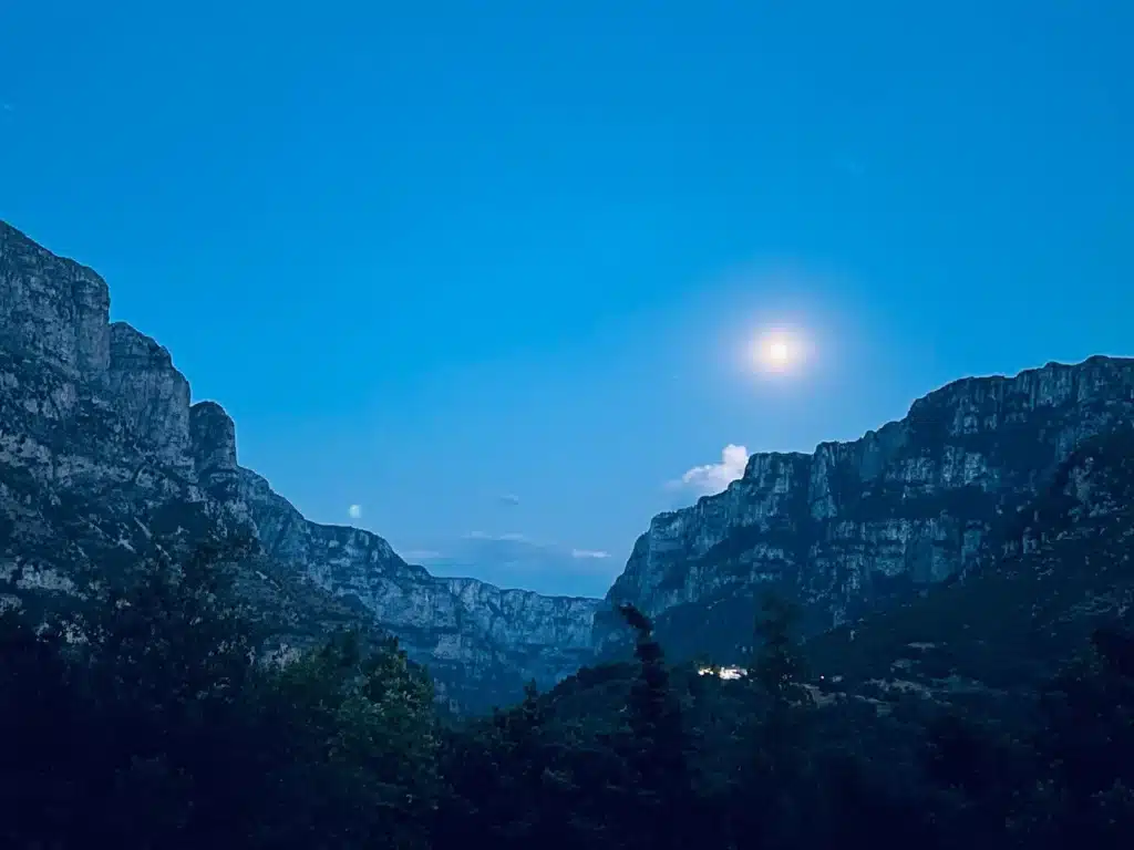 Nachtansicht der Vikos-Schlucht im Mondlicht vom Mikro Papigo 1700 aus