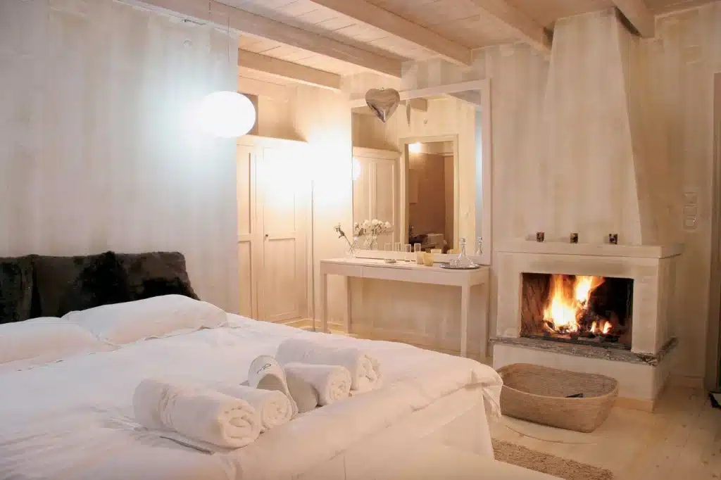 Suite im Mikro Papigo 1700 mit brennendem Kamin